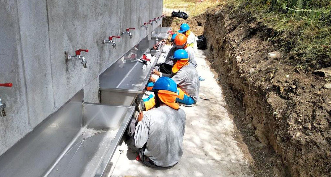 The-workers-assemble-the-syphons-on-the-outside-washbasins.jpg