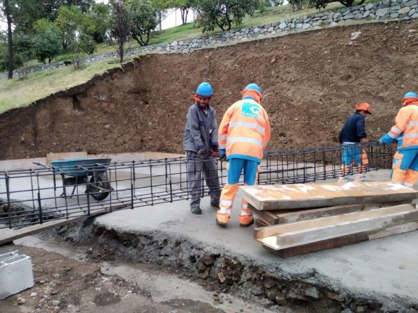 With-united-forces-the-pre-woven-reinforcement-basket-is-carried-into-the-foundation-trench