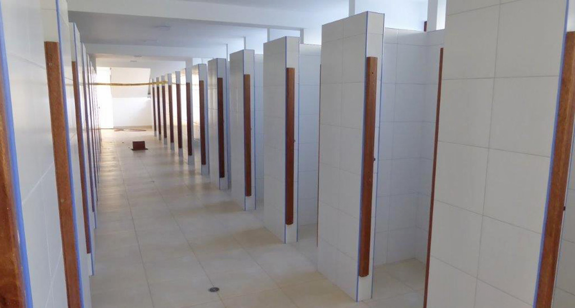 left-the-toilets-right-the-showers.jp