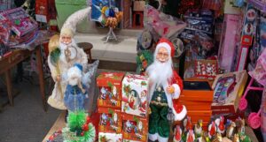 Weinachtsmaenner am Stand sl