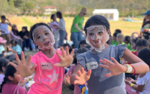 Maedchen mit Masken