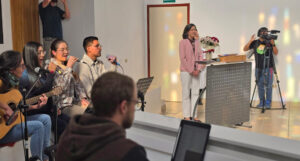 Die Band singt