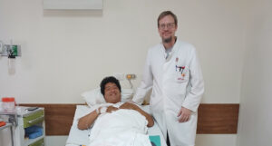 Thomas mit Patient nach OP teaser