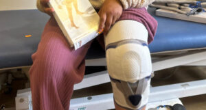 Maedchen mit Kniebandage sl